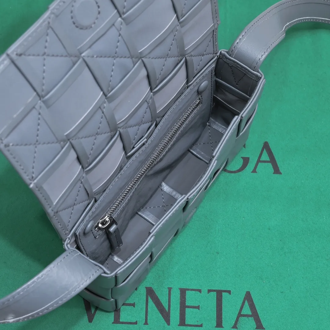 Batch 1460 Bv new Cassette small pillow bag, classic weaving technology, waxed leather design pillow bag, has developed into a family series and has become the trump card of the new Bottega bag🔥 A must-have artifact for fashionistas to match frequently selected fashion items and contemporary exquisite workman concave shapes💚Cute and cute, the medium size is launched in the latest color, beautiful and dreamy, super exciting💓 Size: 17.5*10.5*3cm, model: 7587#